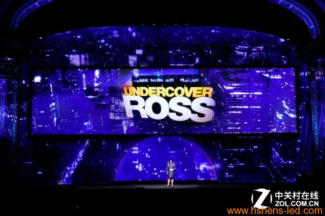 真人秀節目的現場(chǎng)，巨大的顯示屏幕充當了節目的第二現場(chǎng)