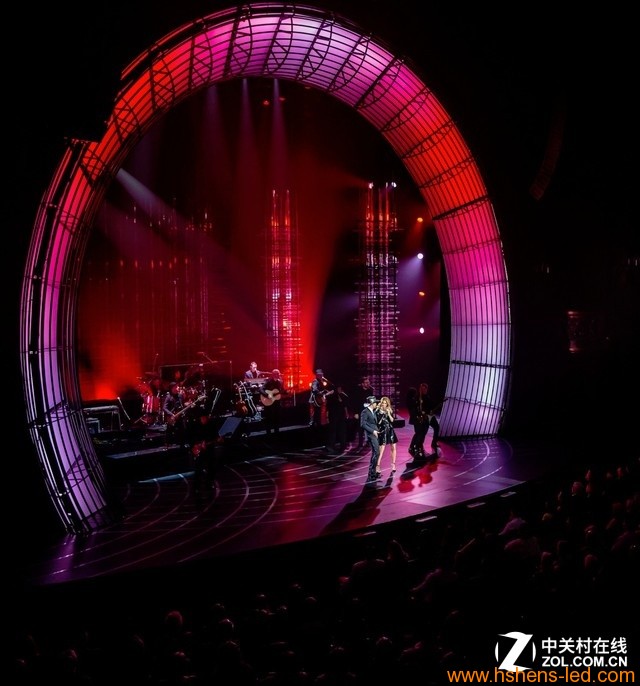 不僅是充當舞美背景，商用顯示產(chǎn)品可以營(yíng)造地面背景，在我們熟悉的春晚表演中，這樣的形式已經(jīng)得到采用